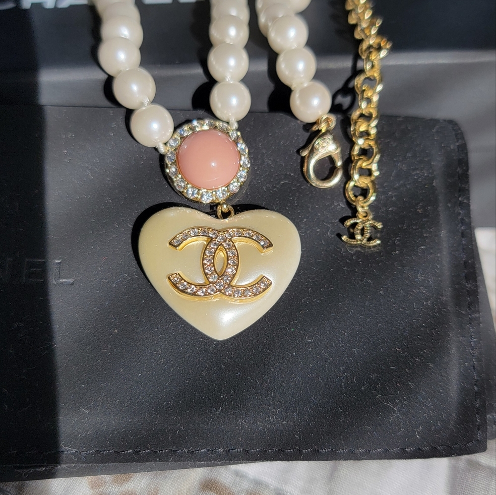 CHANEL Pearl rhinestone heart necklace ♥️ - Picture 5 of 8